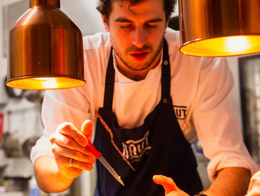 Formateur en cuisine au travail, ambiance chaleureuse