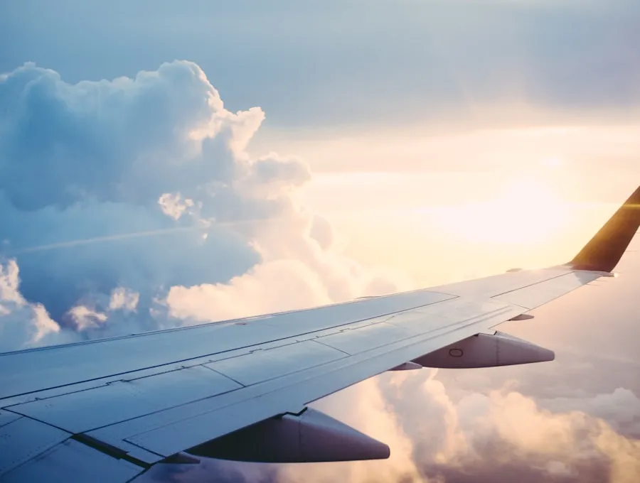 Aile d'avion au coucher du soleil, mobilité internationale